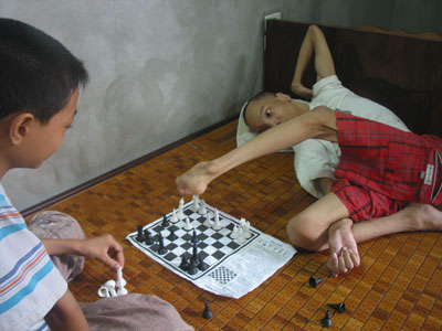 Bại não, teo cơ vẫn chơi cờ vua cực “đỉnh”