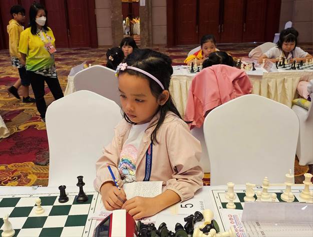 Có thể là hình ảnh về 5 người, bàn cờ và văn bản