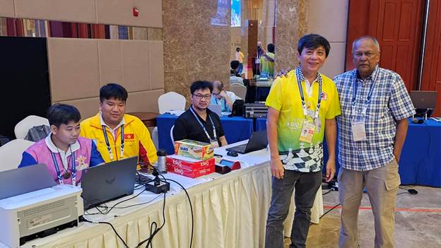 Có thể là hình ảnh về 8 người, cái bục và văn bản