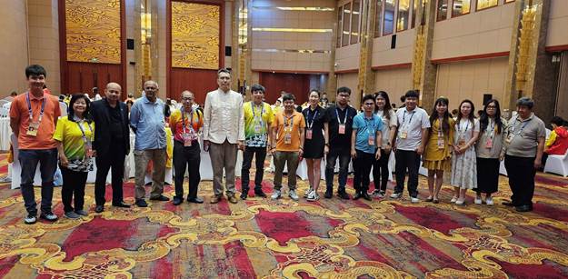 Có thể là hình ảnh về 17 người và cái bục