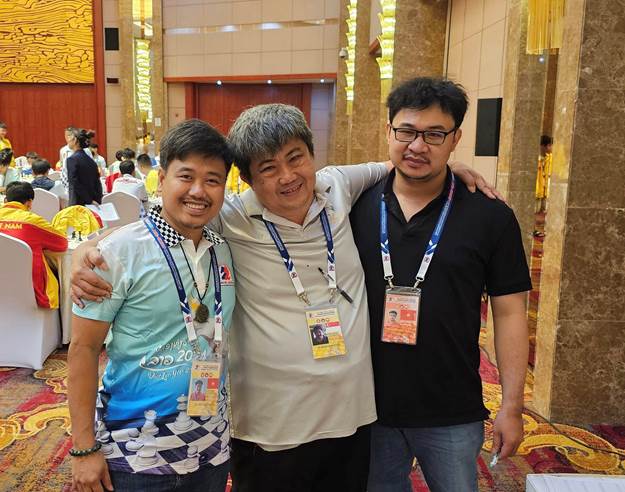 Có thể là hình ảnh về 2 người và văn bản