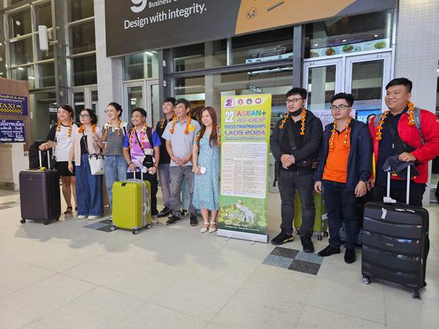 Có thể là hình ảnh về 9 người, va li và văn bản