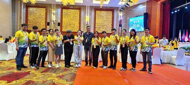 Có thể là hình ảnh về 17 người, cái bục và văn bản
